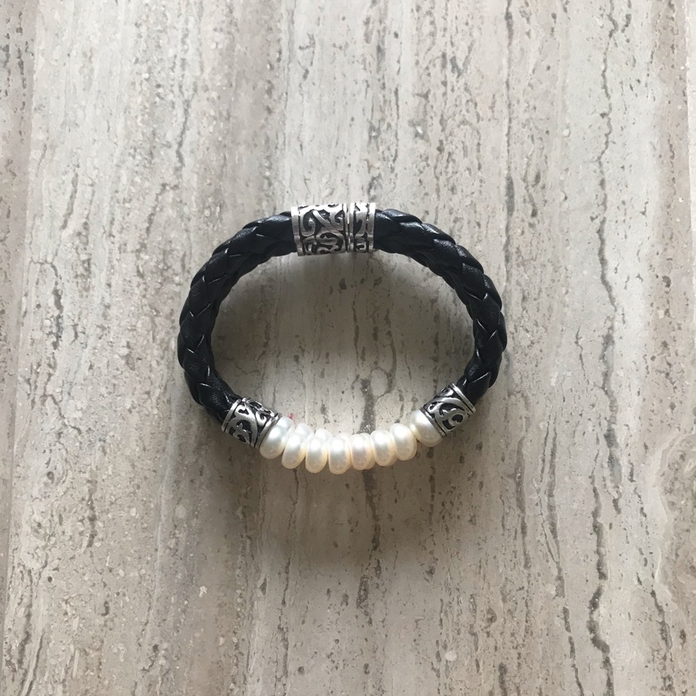 Pearl and leather bracelet